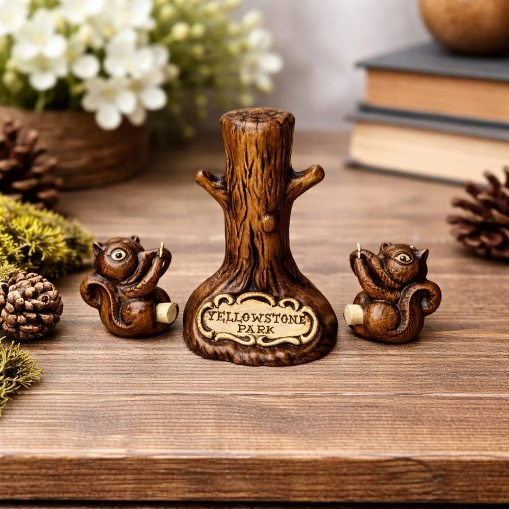 Yellowstone Park Ceramic Squirrels Tree Salt and Pepper Shakers Vintage‎